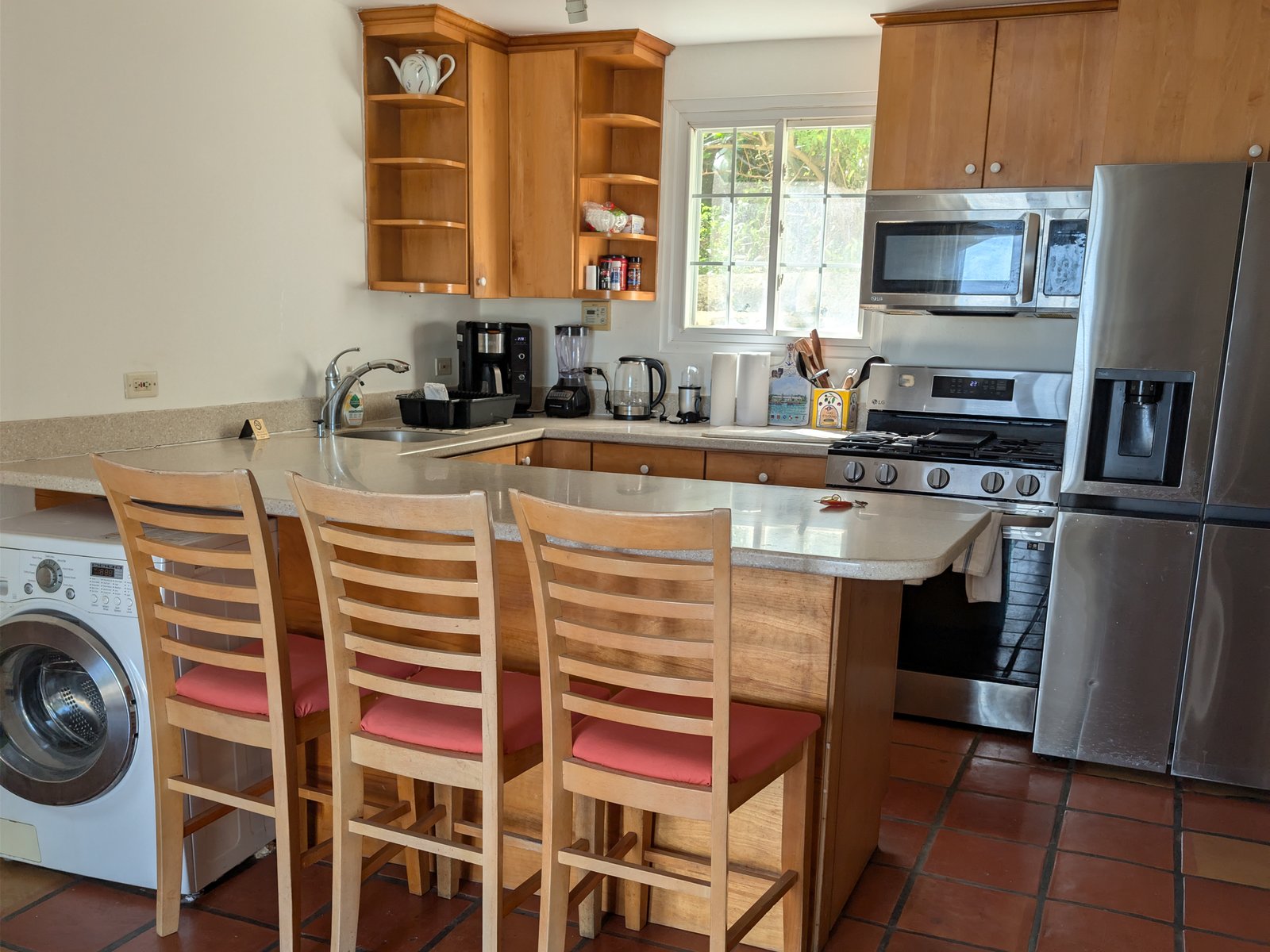 Kitchen with breakfast bar